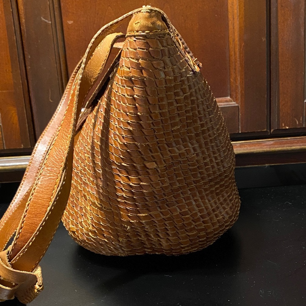 Elegant Brown Woven basket style Leather Shoulder Bag - Picture 2 of 15